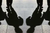 Αιγιάλεια: Τέσσερις νεαροί επιτέθηκαν με πέτρες σε ανήλικο - Τον τραυμάτισαν στο πόδι
