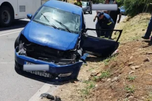 Χανιά: Μετωπική σύγκρουση αυτοκινήτου με λεωφορείο ΚΤΕΛ – Εγκλωβίστηκε ο οδηγός