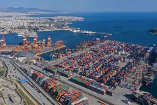 Economist: Η Ελλάδα στο κέντρο του νέου «πολέμου των λιμανιών»