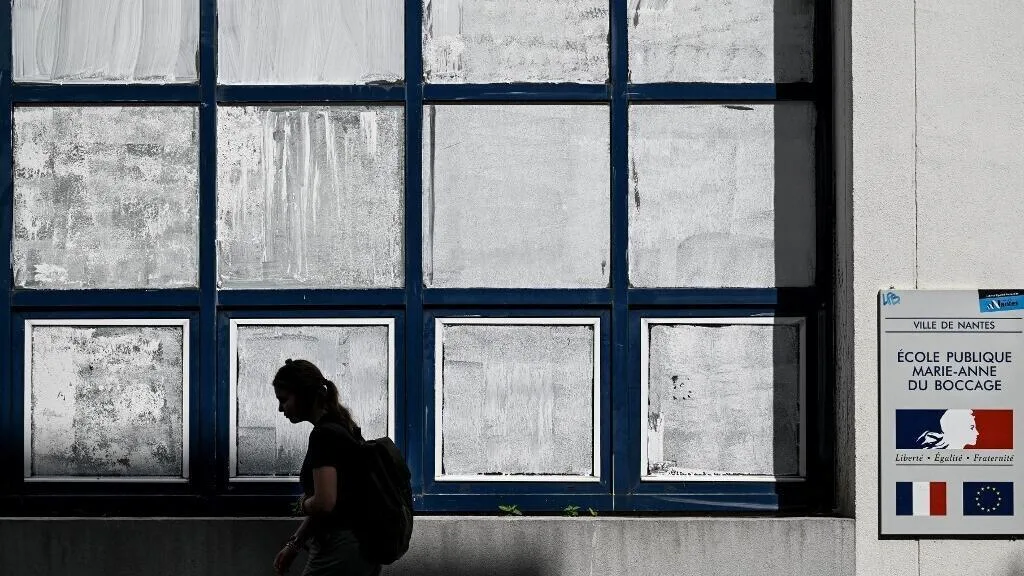 Η Γαλλία βάφει τα τζάμια με κιμωλία για τον καύσωνα – Η σκόνη που εξαφανίστηκε από τα ράφια
