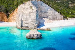 Οι 5 ελληνικές παραλίες που ξεχώρισαν στις καλύτερες της Ευρώπης για το 2026