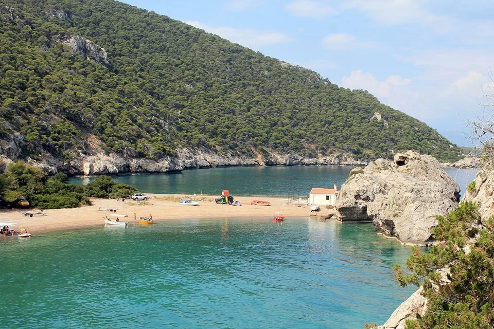 Παραλία Μυλοκοπή στο Λουτράκι με τιρκουάζ νερά, βράχια και άγριο φυσικό τοπίο στην Πελοπόννησο