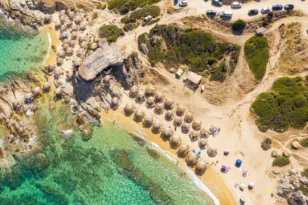 Τηγάνια: Η εξωτική παραλία της Χαλκιδικής που θυμίζει Καραϊβική