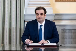 Πιερρακάκης στο Παρίσι: Οι επαφές στον ΟΟΣΑ και το μήνυμα για την ευρωπαϊκή οικονομία