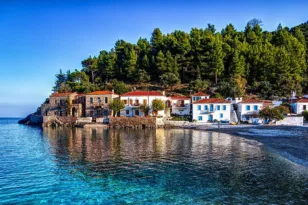 5 παραθαλάσσια χωριά της Πελοποννήσου για ήρεμες καλοκαιρινές αποδράσεις
