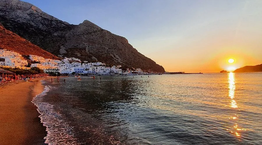 Το νησί των Κυκλάδων που αξίζει να γυρίσεις χωριό χωριό το καλοκαίρι