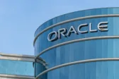 Oracle: Η στροφή στην AI κόστισε περίπου 21.000 θέσεις εργασίας