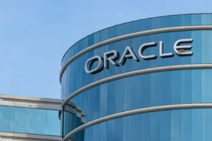 Oracle: Η στροφή στην AI κόστισε περίπου 21.000 θέσεις εργασίας
