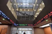 Χρηματιστήριο Αθηνών: Το διεθνές sell off πιέζει το ταμπλό – Ποιες μετοχές δέχονται βάρος