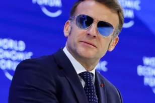 Ο Μακρόν ξαναφόρεσε τα «Top Gun» γυαλιά και το ίντερνετ δεν το άφησε να πέσει κάτω