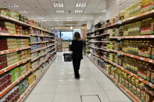 Σούπερ μάρκετ: Τα φρούτα και τα λαχανικά «σήκωσαν» τον μισό πληθωρισμό τον Μάιο