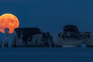 Το «Φεγγάρι της Φράουλας» φώτισε τον ουρανό – Εικόνες από όλο τον κόσμο