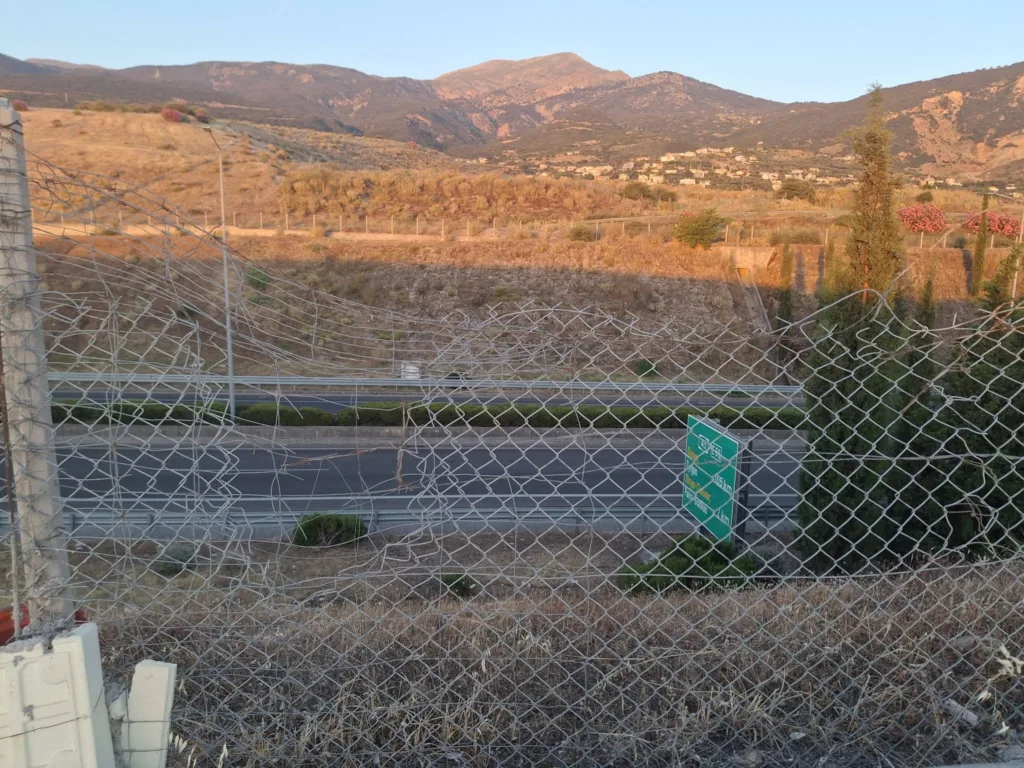 Πάτρα-Σούλι: Ξανά στον τόπο της ενέδρας η Ανδριάνα Φωτακοπούλου - Το συρματόπλεγμα έχει γίνει... σκάλα για τους παραβατικούς Πάτρα-Σούλι: Ξανά στον τόπο της ενέδρας η Ανδριάνα Φωτακοπούλου - Το συρματόπλεγμα έχει γίνει... σκάλα για τους παραβατικούς