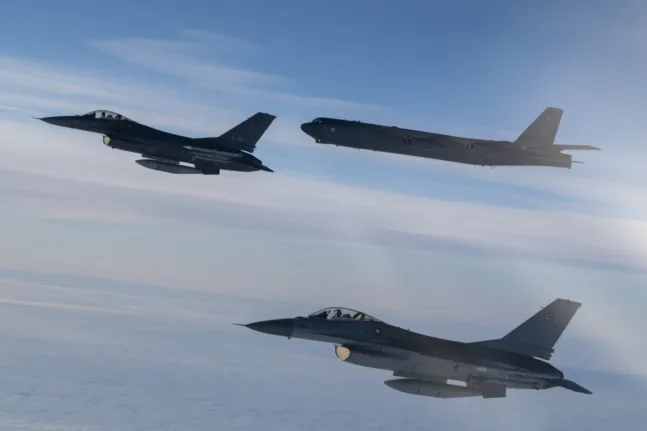 Αεροσκάφη F-16 της Δανίας πετούν δίπλα σε B-52H