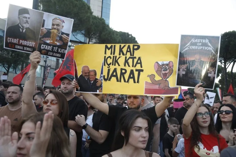Η «επανάσταση των φλαμίνγκο»: Γιατί οι Αλβανοί διαδηλώνουν κατά του «τουρισμού για λίγους» Η «επανάσταση των φλαμίνγκο»: Γιατί οι Αλβανοί διαδηλώνουν κατά του «τουρισμού για λίγους»