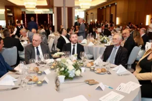 «Έτσι βρέθηκα στο ίδιο τραπέζι με Ανδρουλάκη»: Η απάντηση Γεωργιάδη για τη viral φωτογραφία
