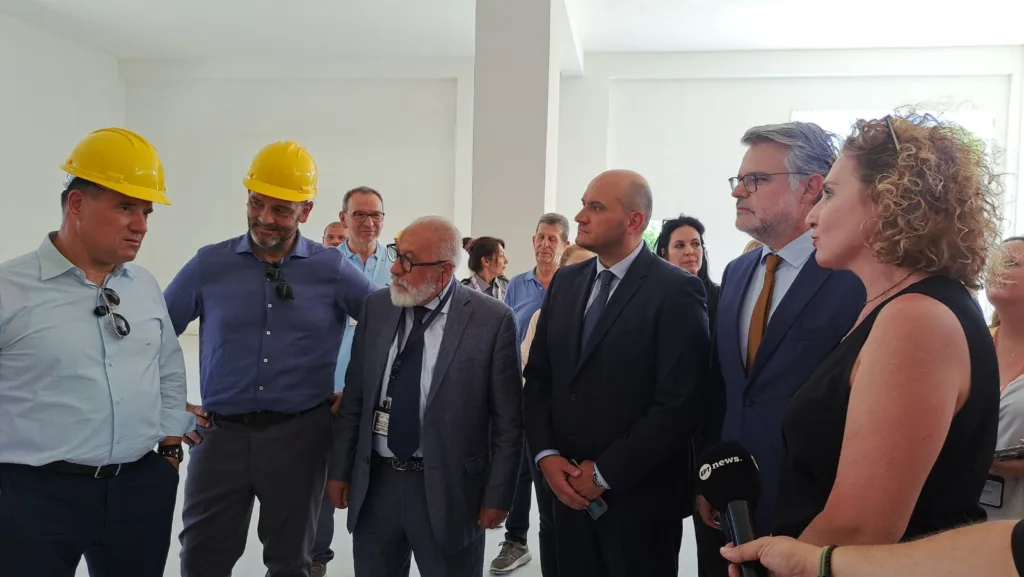 Περιοδεία Άδωνι στα Νοσοκομεία της Πάτρας: Πρόοδος στα κτίρια, ελλείψεις σε προσωπικό - «Θα κάνουμε το παν» για το Ακτινολογικό του Καραμανδανείου Περιοδεία Άδωνι στα Νοσοκομεία της Πάτρας: Πρόοδος στα κτίρια, ελλείψεις σε προσωπικό - «Θα κάνουμε το παν» για το Ακτινολογικό του Καραμανδανείου