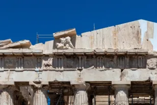 Παρθενώνας: Η δυτική όψη αποκαλύπτεται μετά από 220 χρόνια – Τι άλλαξε στην Ακρόπολη