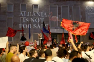 Η «επανάσταση των φλαμίνγκο» φουντώνει στην Αλβανία – Χιλιάδες κατά της επένδυσης Κούσνερ
