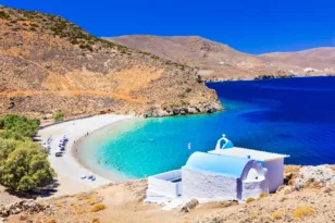 Ποιο ελληνικό νησί και γιατί η βρετανική εφημερίδα The Sun αποκαλεί «Πεταλούδα του Αιγαίου»;