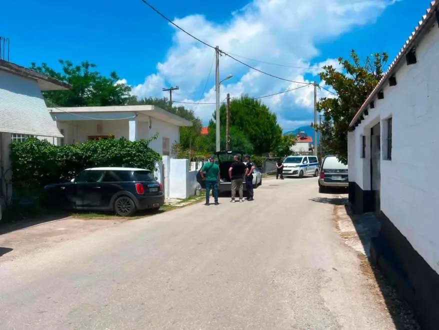 Σοκ στην Αιγιάλεια: Μάνα και γιος βρέθηκαν νεκροί μέσα στο σπίτι τους στον Λόγγο - Ερευνάται 65χρονος Ιταλός Σοκ στην Αιγιάλεια: Μάνα και γιος βρέθηκαν νεκροί μέσα στο σπίτι τους στον Λόγγο - Ερευνάται 65χρονος Ιταλός