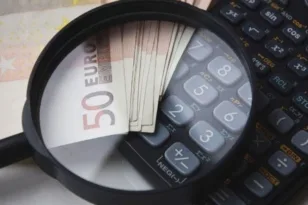 Τι σημαίνει η αύξηση του ακατάσχετου ορίου στα 1.600 ευρώ για τους οφειλέτες