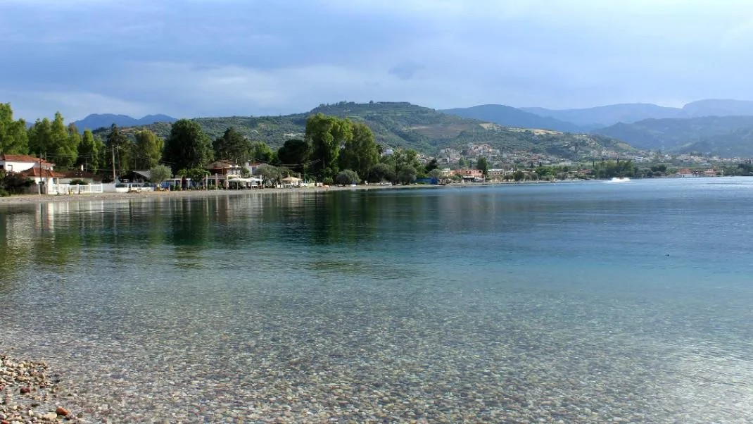 Πού να πας για μπάνιο στην Αιγιάλεια: Οι παραλίες που βάζεις πρώτες στη λίστα