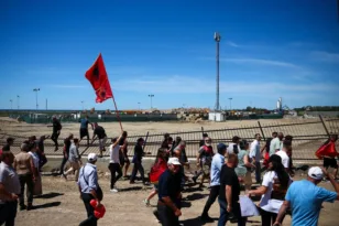 Διαδηλωτές στην Αλβανία γκρέμισαν φράχτες στο εργοτάξιο στο υπό κατασκευή θέρετρο του γαμπρού του Ντόναλντ Τραμπ