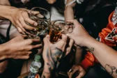 Έλεγχοι και ακρίβεια έκοψαν το αλκοόλ στην Πάτρα, τι λένε τρεις επιχειρηματίες