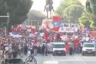 Αλβανία: Διαδηλώσεις κατά τουριστικού θέρετρου