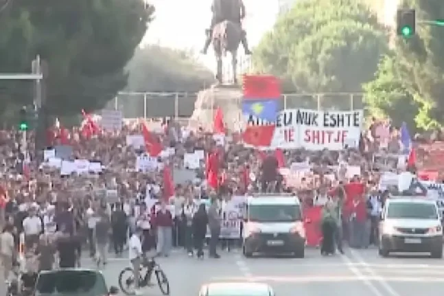 Αλβανία: Διαδηλώσεις κατά τουριστικού θέρετρου