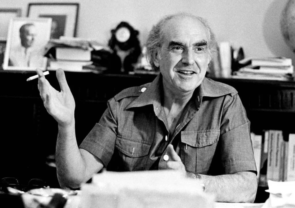 30 χρόνια χωρίς τον Ανδρέα Παπανδρέου: Το ζιβάγκο, το μπαλκόνι και ένας pop μύθος της Μεταπολίτευσης 30 χρόνια χωρίς τον Ανδρέα Παπανδρέου: Το ζιβάγκο, το μπαλκόνι και ένας pop μύθος της Μεταπολίτευσης