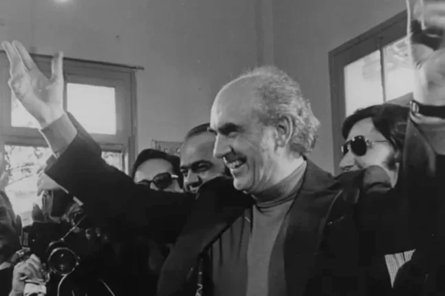 30 χρόνια χωρίς τον Ανδρέα Παπανδρέου: Το ζιβάγκο, το μπαλκόνι και ένας pop μύθος της Μεταπολίτευσης