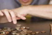 Μαύρη τρύπα στους οικογενειακούς προϋπολογισμούς: 9 στα 10 νοικοκυριά δεν μπορούν να βάλουν ούτε ευρώ στην άκρη!
