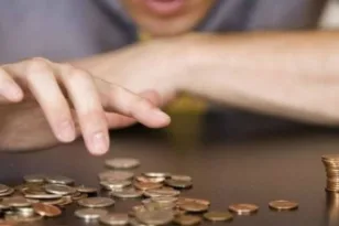 Μαύρη τρύπα στους οικογενειακούς προϋπολογισμούς: 9 στα 10 νοικοκυριά δεν μπορούν να βάλουν ούτε ευρώ στην άκρη!