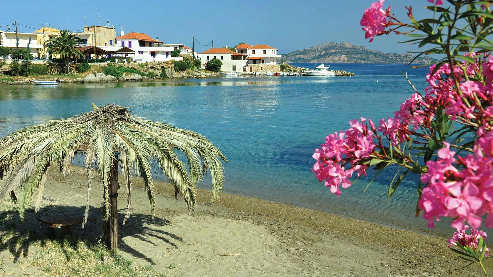 Τα χωριά της Πελοποννήσου όπου πας για μπάνιο και μένεις μέχρι να ανάψουν τα φώτα στις ταβέρνες