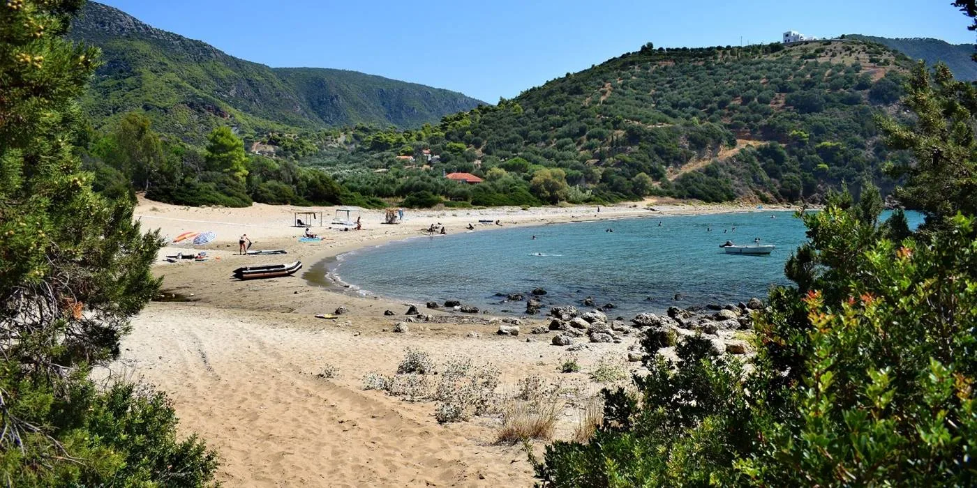 Η απομονωμένη παραλία Τσαπί στη Μεσσηνία με καθαρά νερά και ήσυχο φυσικό σκηνικό