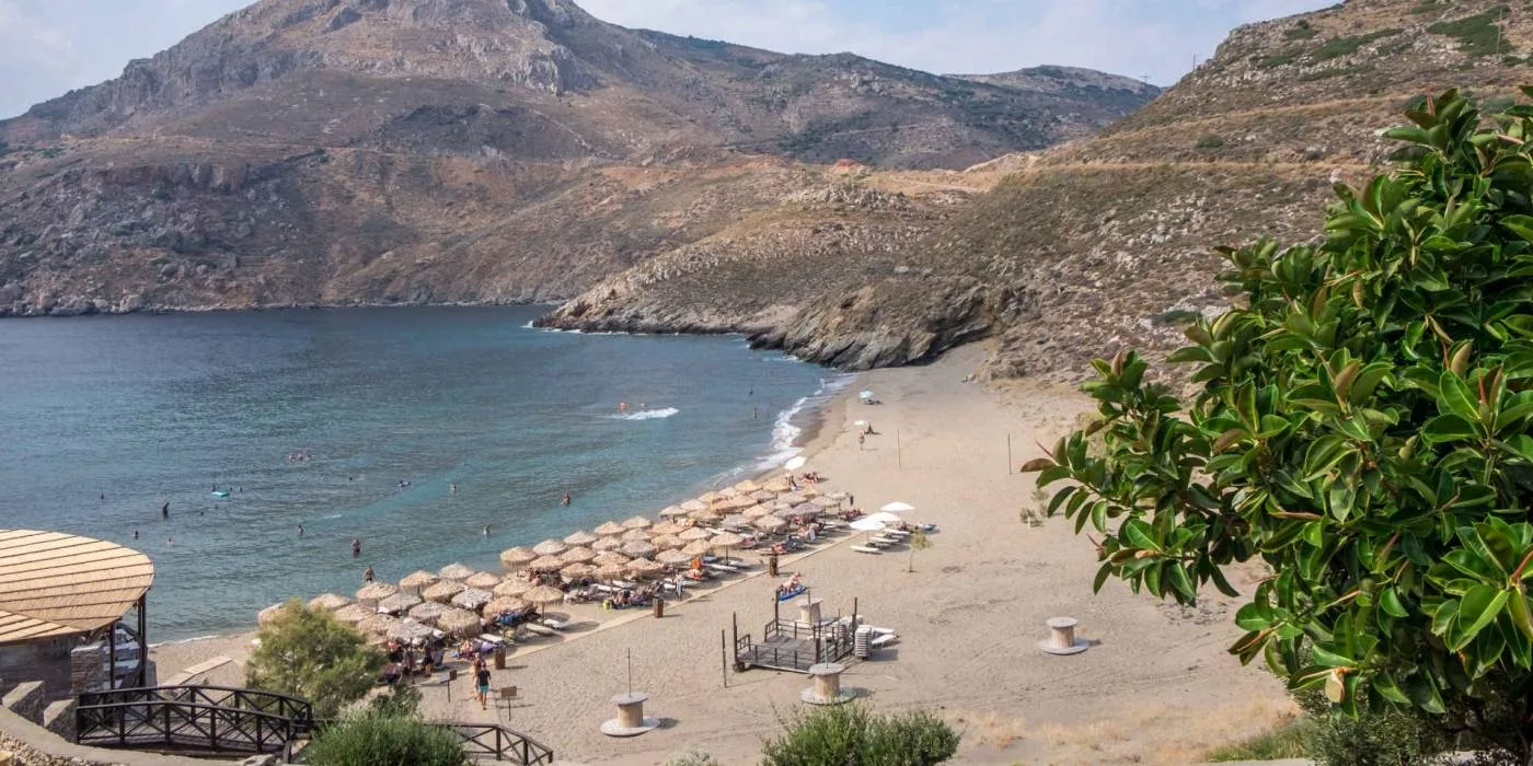 Η δεύτερη παραλία στο Μαρμάρι Ταίναρου με άμμο, βαθιά νερά και πιο ήσυχη πρόσβαση με περπάτημα