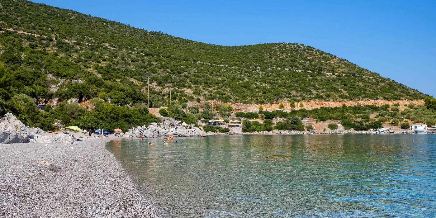 Παραλία Αγία Κυριακή στο Κυπαρίσσι με βότσαλα, καθαρά νερά και ήσυχο τοπίο στη Λακωνία