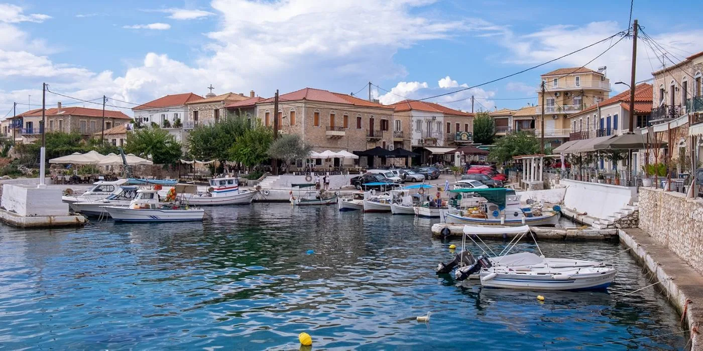Τα χωριά της Πελοποννήσου όπου πας για μπάνιο και μένεις μέχρι να ανάψουν τα φώτα στις ταβέρνες