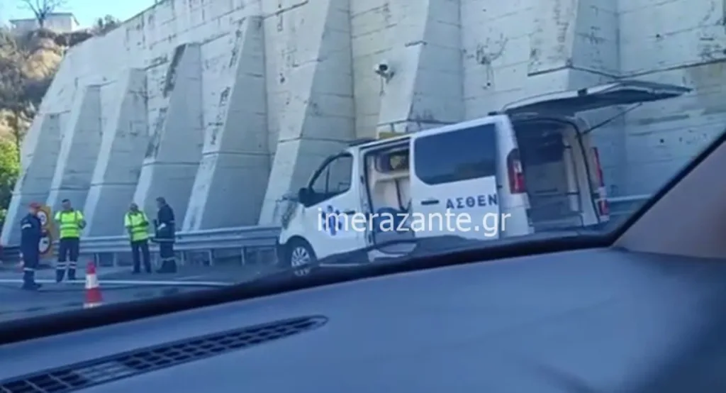 Συναγερμός στην Περιμετρική Πατρών: Φωτιά σε εν κινήσει ασθενοφόρο ΦΩΤΟ Συναγερμός στην Περιμετρική Πατρών: Φωτιά σε εν κινήσει ασθενοφόρο ΦΩΤΟ
