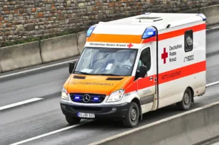 Μόναχο: Εμπορευματικό τρένο έπεσε από γέφυρα – Δύο βαγόνια κατέληξαν στον δρόμο