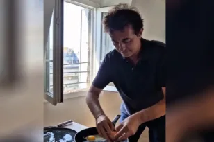 Καύσωνας στο Παρίσι: Γάλλος αφήνει τηγάνι στον ήλιο και μαγειρεύει αυγά, κρέπες και μπριζόλα ΒΙΝΤΕΟ