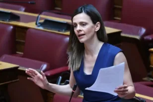 Έφη Αχτσιόγλου: Παραιτήθηκε από βουλεύτρια – Στον Γιάννη Δραγασάκη η έδρα