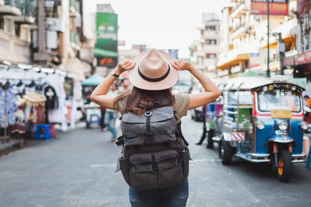 Capsule Wardrobe για το Σαββατοκύριακο: Πώς να χωρέσεις 7 διαφορετικά looks σε μια carry-on τσάντα