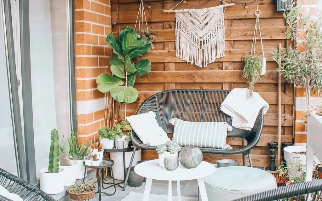 Balcony Makeover: 5 low-budget κινήσεις για να αλλάξεις ριζικά το μπαλκόνι σου Balcony Makeover: 5 low-budget κινήσεις για να αλλάξεις ριζικά το μπαλκόνι σου