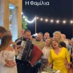 Τα σκαλιά της εκκλησίας ανέβηκε η Δανάη Μπάρκα: Το παραδοσιακό γλέντι στη Μεσσηνία, τα κρητικά και το τραγούδι της νύφης ΦΩΤΟ Σκαλιά εκκλησίας στην Δαναή Μάρκα