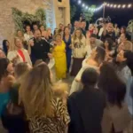 Τα σκαλιά της εκκλησίας ανέβηκε η Δανάη Μπάρκα: Το παραδοσιακό γλέντι στη Μεσσηνία, τα κρητικά και το τραγούδι της νύφης ΦΩΤΟ Σκηνές από την εκκλησία της Δανάης Μπάρκα