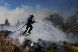 Φωτιά στα Σπάτα κοντά στο αεροδρόμιο – Καίει ξερά χόρτα και επεκτείνεται