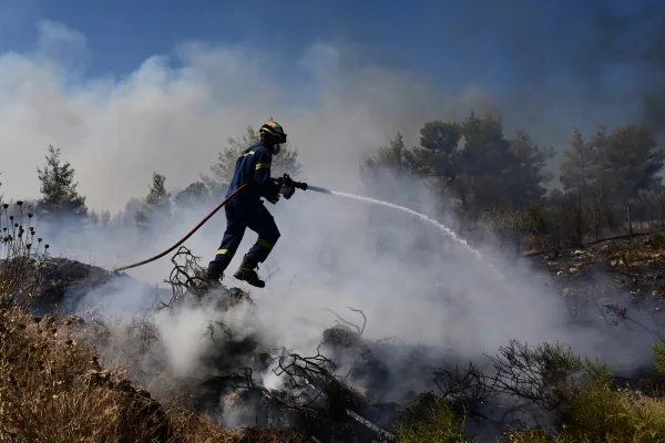 Φωτιά στα Σπάτα κοντά στο αεροδρόμιο – Καίει ξερά χόρτα και επεκτείνεται